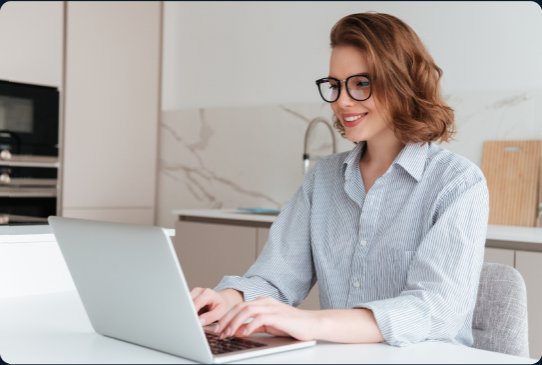 Mujer en laptop